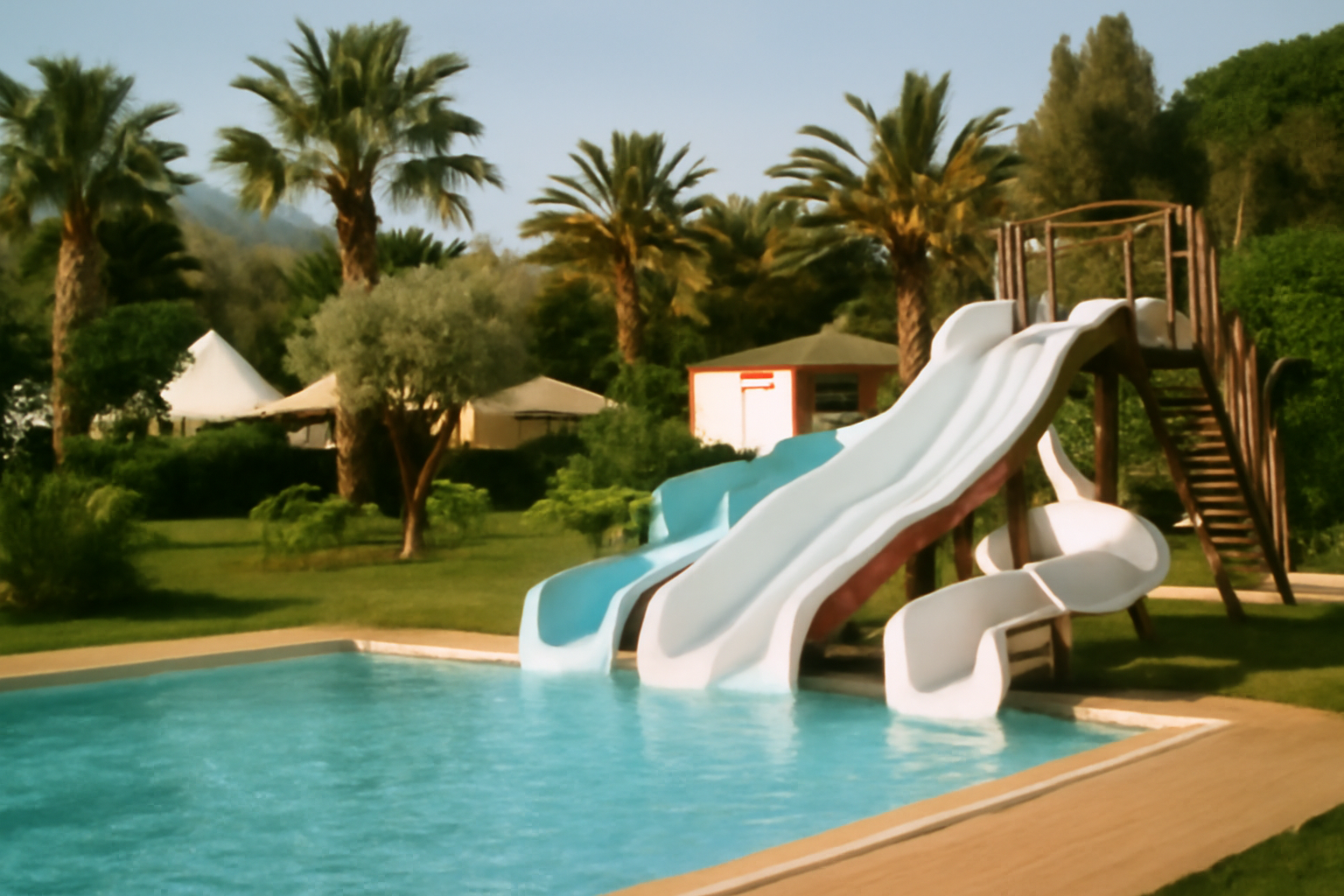 découvrez un parc aquatique exceptionnel et un camping 3 étoiles à saint-tropez, pour des vacances inoubliables dans le var autrement. plongez dans le fun et la détente en famille ou entre amis.